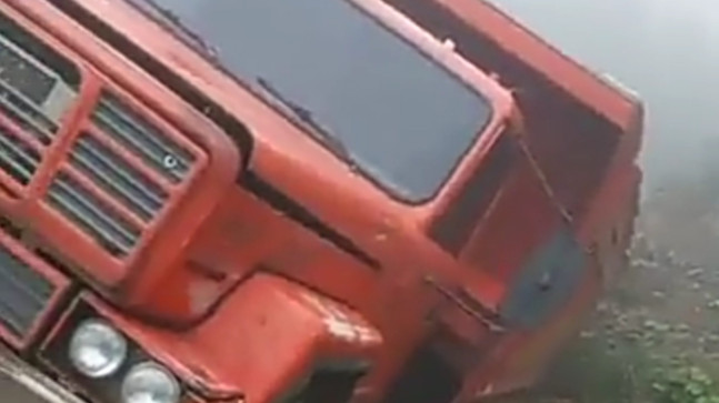 Sis Dağında Kamyon Yan Yattı Yol Kapalı