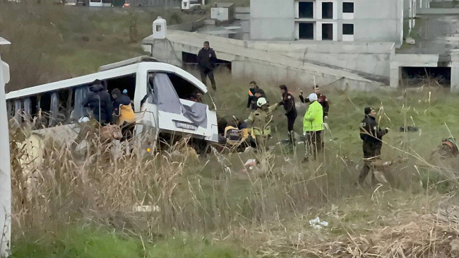 Esenyurtta Servis Minibüsü Kaza Yaptı 3 Kişi Hayatını Kaybetti